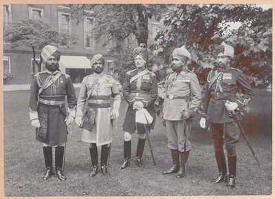 Indische Ordonnanzoffiziere des Königs, 1911 von Carl Vandyk