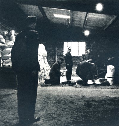 Ausrüstungsverteilung, 1941 von Cecil Beaton