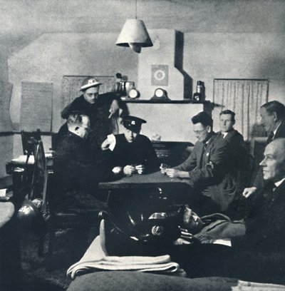 Nachtwache: Die Feuerwehrmannschaft entspannt sich, 1941 von Cecil Beaton