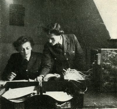 Im Signal-Dienst, ca. 1943 von Cecil Beaton
