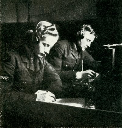 Im Signaldienst, um 1943 von Cecil Beaton