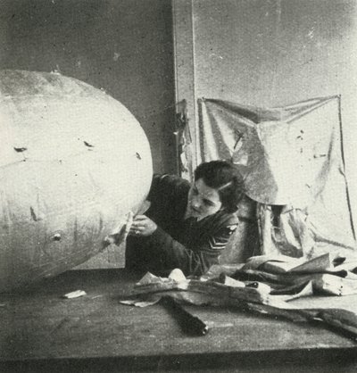 Reparatur von Sperrballons, um 1943 von Cecil Beaton