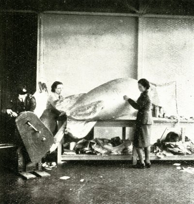 Reparatur von Sperrballons von Cecil Beaton