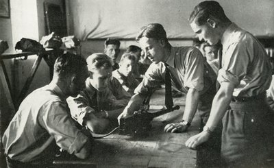 RAF-Personal lernt über Waffen, 1941 von Charles Brown