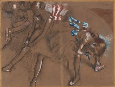 Drei Tänzerinnen ruhen sich aus von Edgar Degas