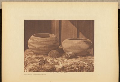 Pomo-Körbe und Magnesit-Perlen von Edward S. Curtis