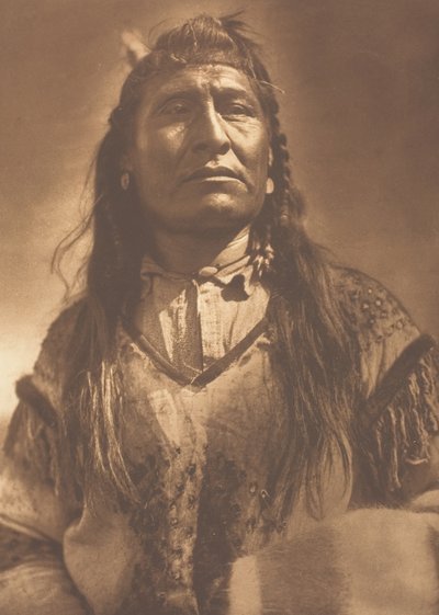 Neue Truhe - Piegan, 1910 von Edward Sheriff Curtis