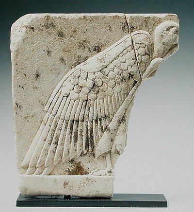 Relief, das einen Geier darstellt von Egyptian Ptolemaic Period