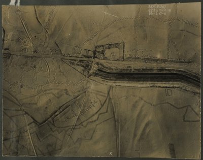 Luftaufnahme mit Schützengräben des Ersten Weltkriegs, 1917 von English Photographer