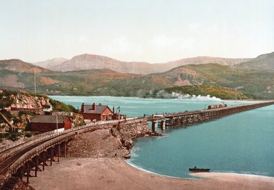Cadair Idris und Barmouth-Brücke, veröffentlicht um 1900 von English Photographer