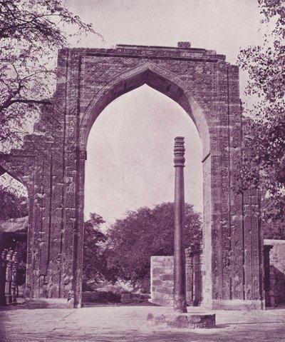 Eiserne Säule und Großer Bogen, Delhi von English Photographer