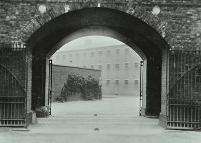 Millbank Prison: Torbogen, Eingang, 1885 von English Photographer