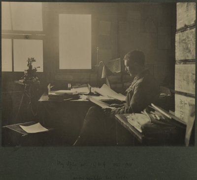 Mein Büro im GHQ, 1917-18 von English Photographer
