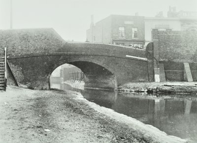 Old Victory Bridge, 1895 von English Photographer