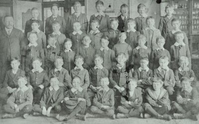 Schulgruppe, unbekannte Schule, 1895 von English Photographer