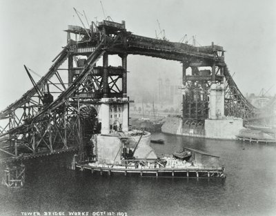 Tower Bridge im Bau, 1892 von English Photographer