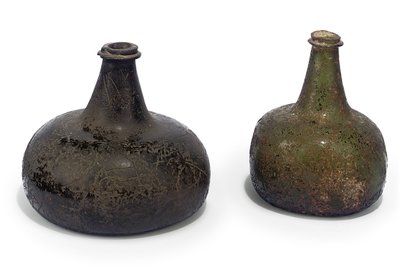 Zwei grüne "Zwiebel"-Weinflaschen, ca. 1700 von English School