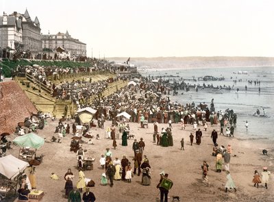 Blick auf einen englischen Strand von English School