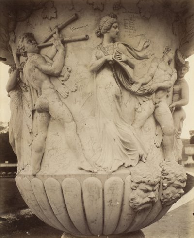 Detail eines Vasen in Versailles von Eugène Atget