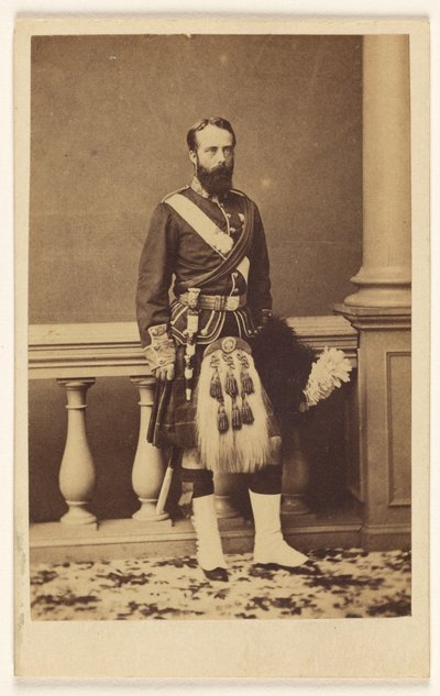 [Unbekannter bärtiger Mann im Kilt, stehend] von F. W. Baker