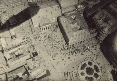 Stadtansicht mit Luftschiffschatten von Fedele Azari