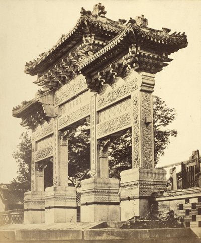 Bogen im Lama-Tempel in der Nähe von Peking von Felice Beato