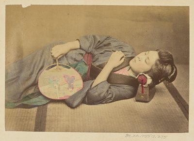 Schlafende japanische Frau mit Fächer von Felice Beato
