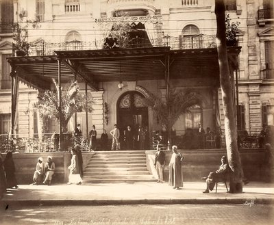 Eingang zum Hotel Shepheard in Kairo von Félix Bonfils