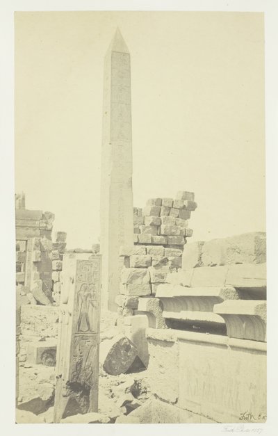 Obelisk und Granit-Lotus-Säule, Karnak, 1857 von Francis Frith