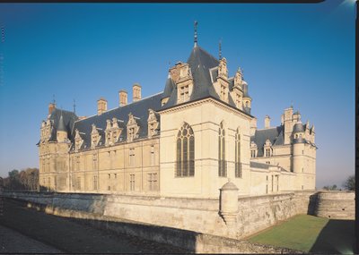 Hauptfassade und Südfassade von French School