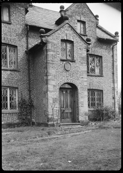 Knobb Hall, Manchester, 1942 von George Bernard Wood