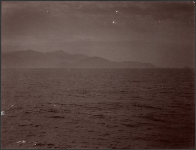 [Küstengebirge und Meer] von George Davidson