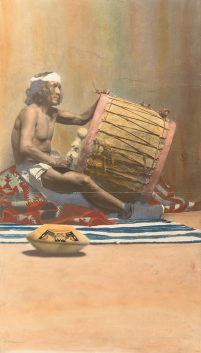Hopi-Musiker spielt Trommel, n.d. von H. R. Robinson
