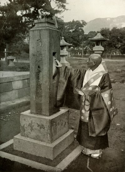 Ein buddhistischer Priester und Gebetsmühle, 1910 von Herbert Ponting