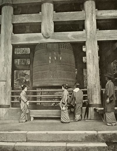 Die große Glocke im Chio-In-Tempel, 1910 von Herbert Ponting