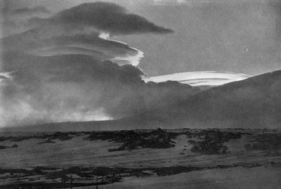 Walrückenwolken über dem Mount Erebus von Herbert Ponting