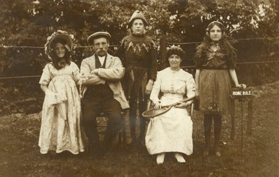 Familie in Kostümen von Irish Photographer