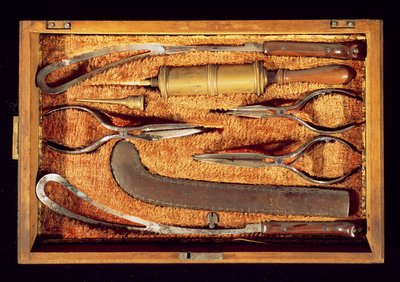 Kiste mit geburtshilflichen Instrumenten (Holz & Metall) von Italian School