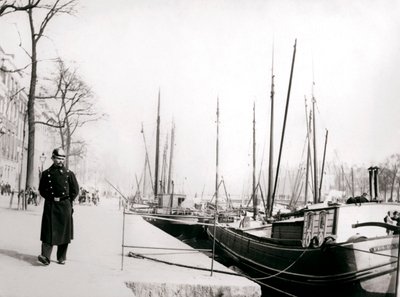 Polizist an einem Kanal, Rotterdam, 1898 von James Batkin