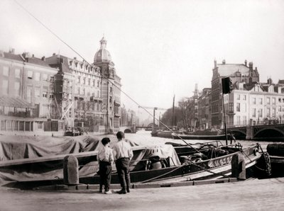 Zwei Jungen an einem Kanal, Rotterdam, 1898 von James Batkin