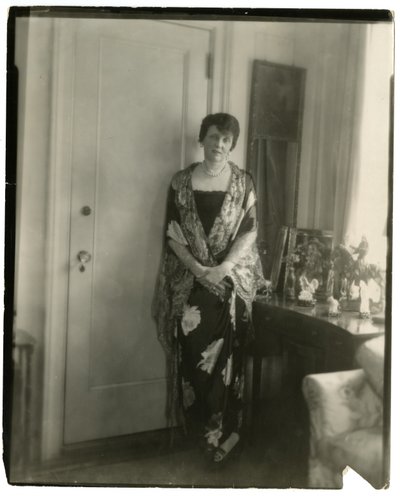 Mrs. Emily Post, Etikette, um 1926-28 von Jessie Tarbox Beals