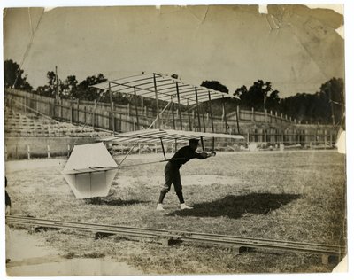 William Avery in der "Gleitmaschine" von Jessie Tarbox Beals