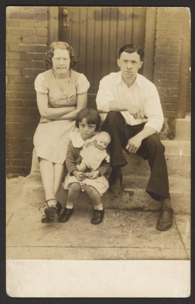Familie mit Puppe auf der Treppe von John Frank Keith