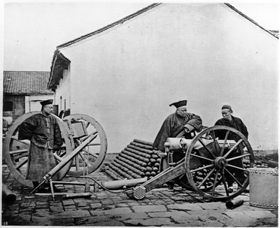 China, Artillerieoffiziere und Soldaten ca. 1870 (Foto) von John Thomson