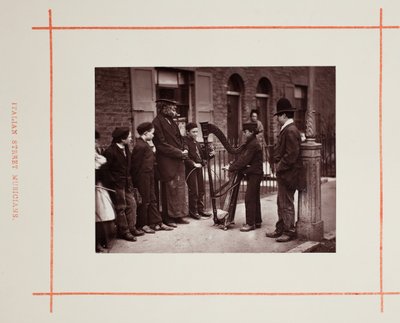 Italienische Straßenmusiker, 1877 von John Thomson