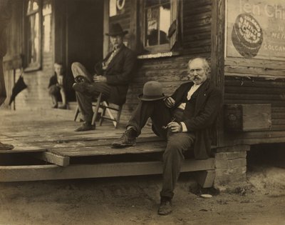 Zwei Männer und ein Junge auf der Veranda von Lewis W. Hine