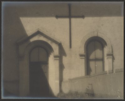 Kirchenäußeres mit Kreuz von Louis Fleckenstein