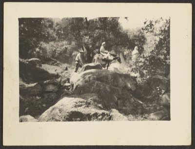 Figuren durchqueren Landschaft von Louis Fleckenstein