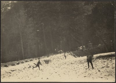 Figuren im Schnee von Louis Fleckenstein