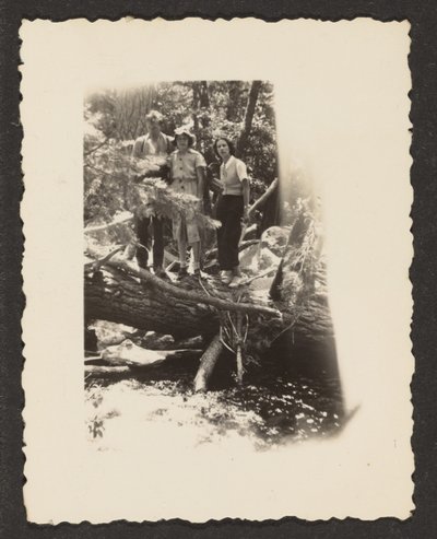 Figuren im Wald von Louis Fleckenstein